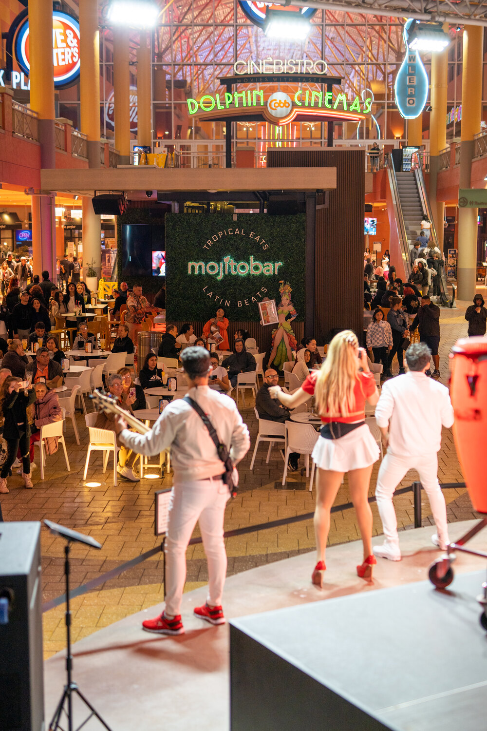 Live band performing at Mojitobar